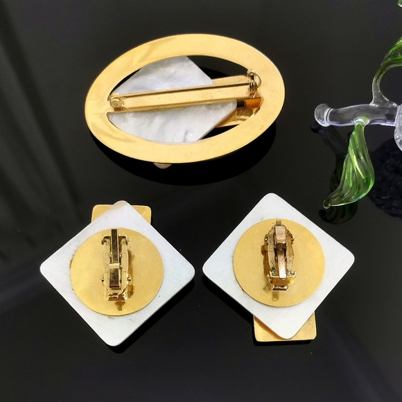 Vintage FAC/Butler Unsign gold tone mother of pearl/tiger eye brooch earring set - Picture 10 of 10